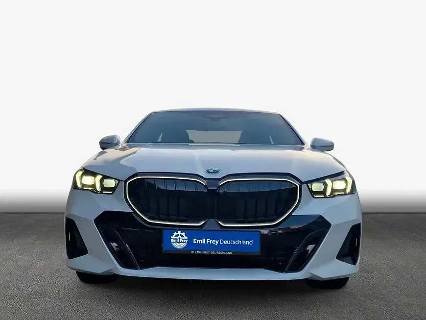 Neu BMW 520 Performance 197 PS (144 kW) 2025 Mineralweiß metallic Limousine