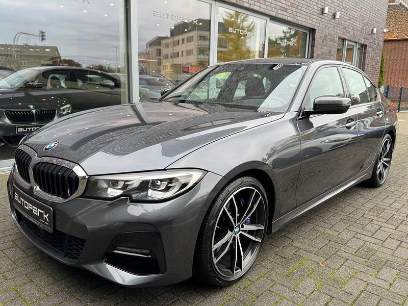 Grau Gebraucht 2019 BMW 330 M Sport Limousine | 29.990 € (Fairer Preis) - Bild 1/4