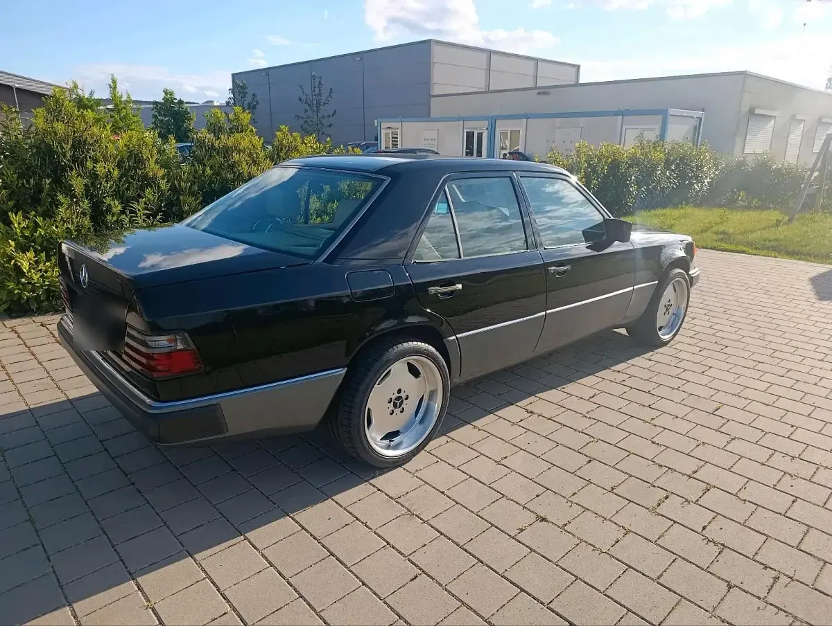 Gebraucht Mercedes E260 160 PS (117 kW) 1990 Schwarz Limousine