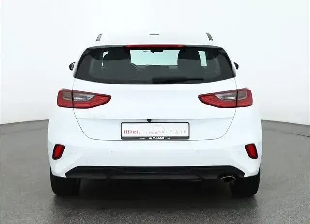 Gebraucht Kia Ceed Vision 160 PS (117 kW) 2023 Cararraweiss Kleinwagen