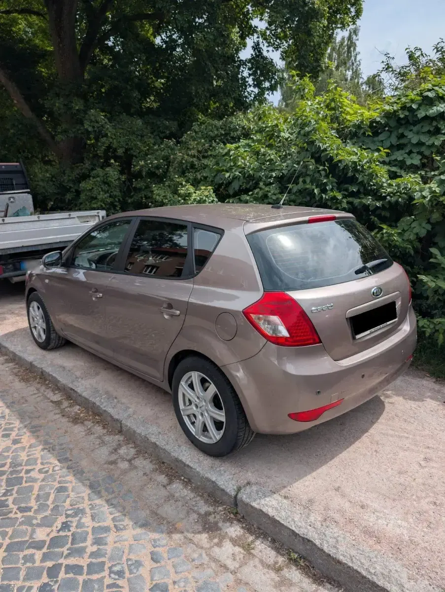 Gebraucht Kia Ceed 90 PS (66 kW) 2009 Gold Kleinwagen