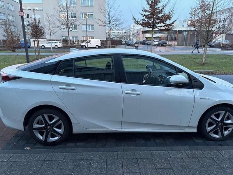 Gebraucht Toyota Prius Executive 98 PS (72 kW) 2016 Weiß Limousine