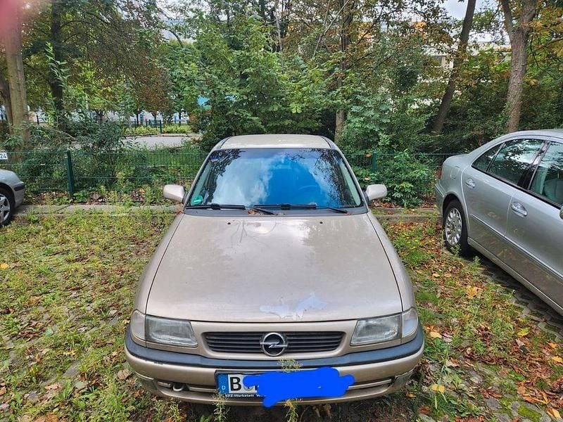 Beige Gebraucht 1997 Opel Astra Limousine | 1.000 € (Fairer Preis) - Bild 1/4