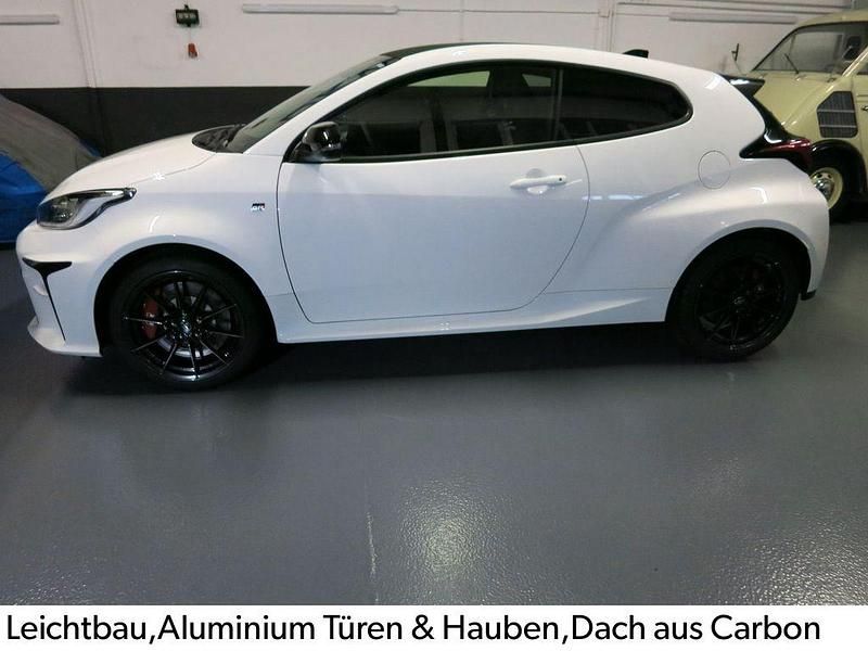 Schneeweiß Gebraucht 2024 Toyota Yaris Limousine | 39.990 € (Fairer Preis) - Bild 1/4