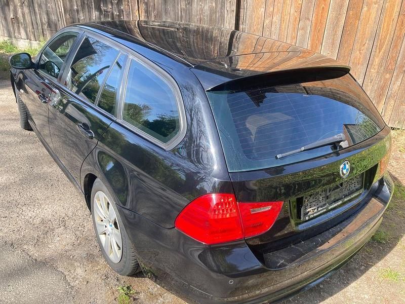 Second-hand BMW 318 143 CP (105 kW) 2010 Negru Break