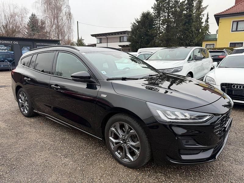 Schwarz Gebraucht 2023 Ford Focus ST-Line Limousine | 15.498 € (Guter Preis) - Bild 1/4