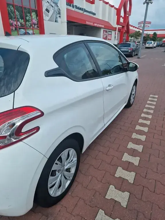 Gebraucht Peugeot 208 Active 82 PS (60 kW) 2014 Weiß Kleinwagen