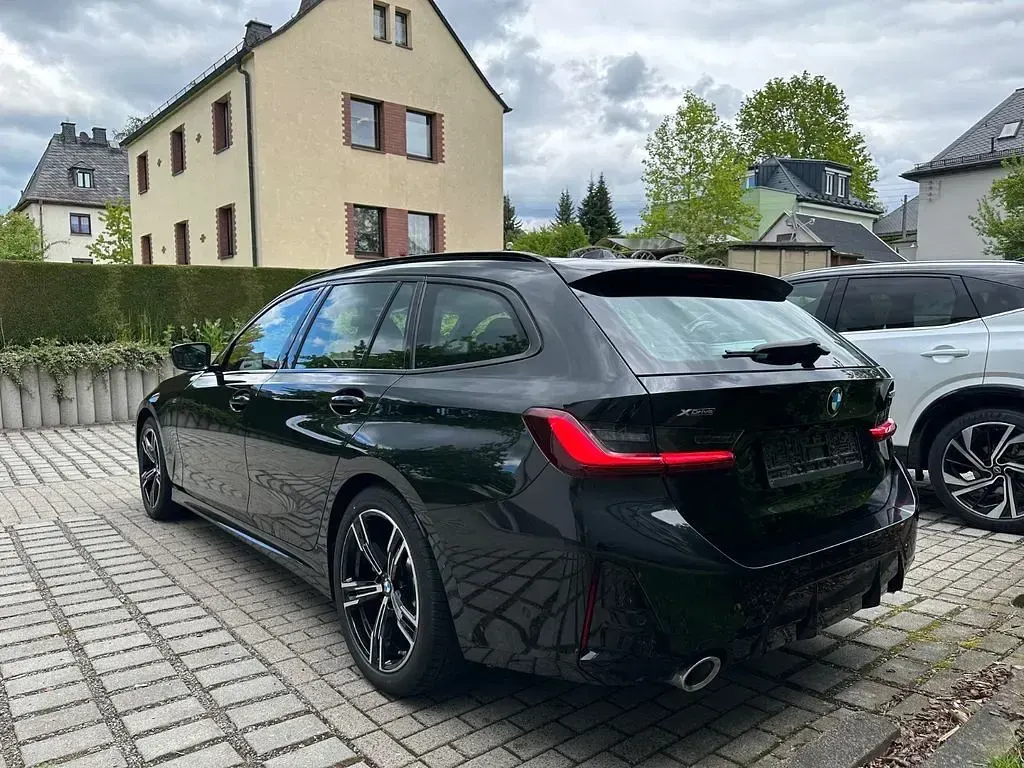 Gebraucht BMW 330 Sport Line 245 PS (180 kW) 2025 Schwarz Kombi