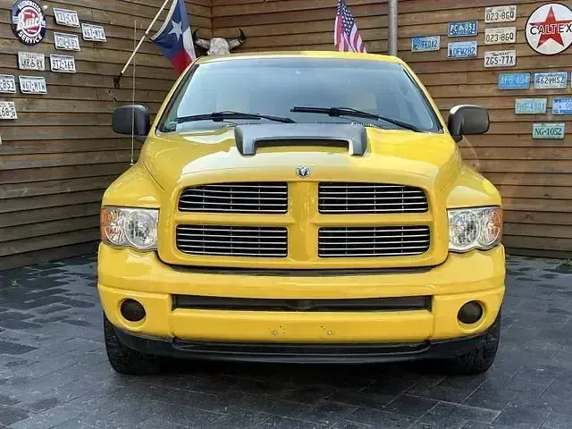 Usado Dodge Ram 345 HP (253 kW) 2004 Amarelo Pickup