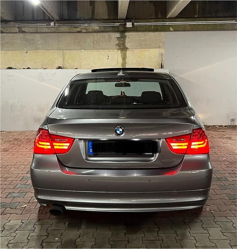 Gebraucht BMW 320 184 PS (135 kW) 2011 Grau Limousine