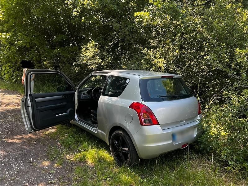 Gebraucht Suzuki Swift 92 PS (67 kW) 2010 Silber Kleinwagen