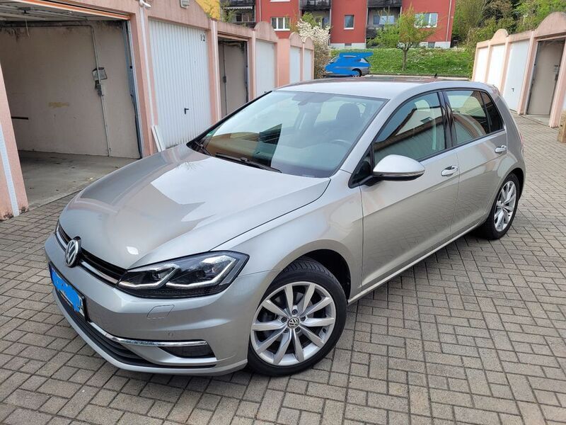 Silber Gebraucht 2019 VW Golf VII Highline Limousine | 22.900 € (Etwas zu teuer) - Bild 1/4
