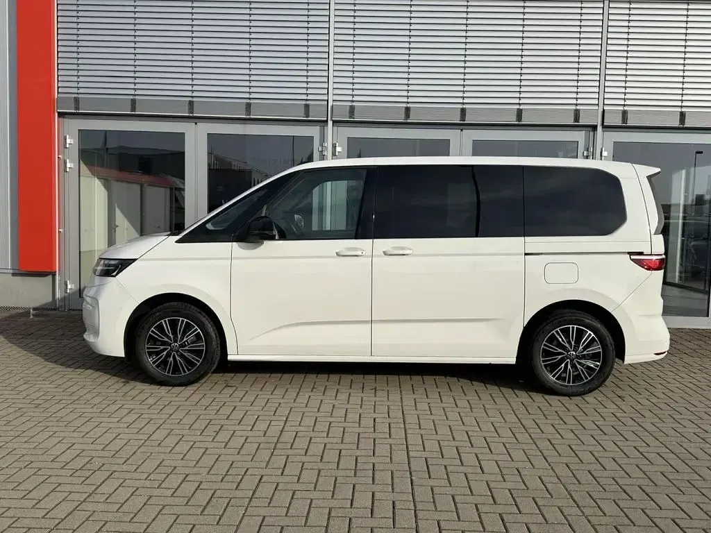 Gebraucht VW Multivan Basis 150 PS (110 kW) 2023 Weiß Van / Kleinbus