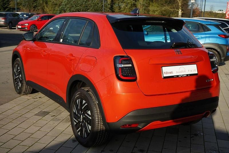 Neu Fiat 600 101 PS (74 kW) 2025 Orange SUV