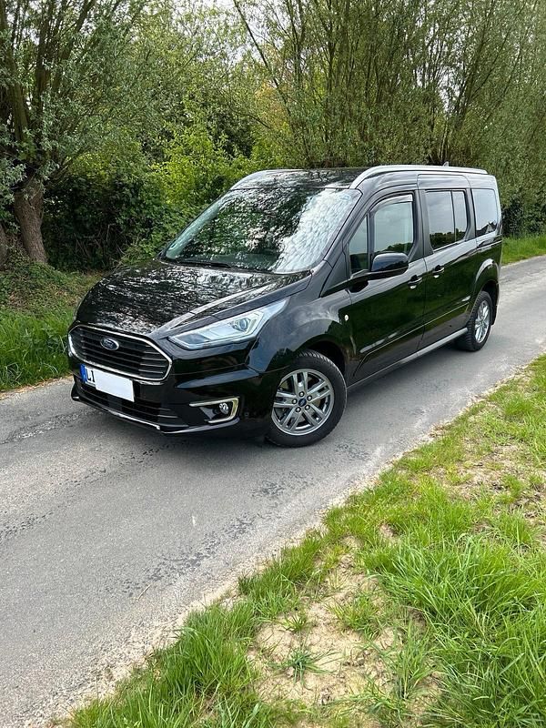 Schwarz Gebraucht 2022 Ford Tourneo Connect Titanium Van / Kleinbus | 27.000 € (Etwas zu teuer) - Bild 1/4