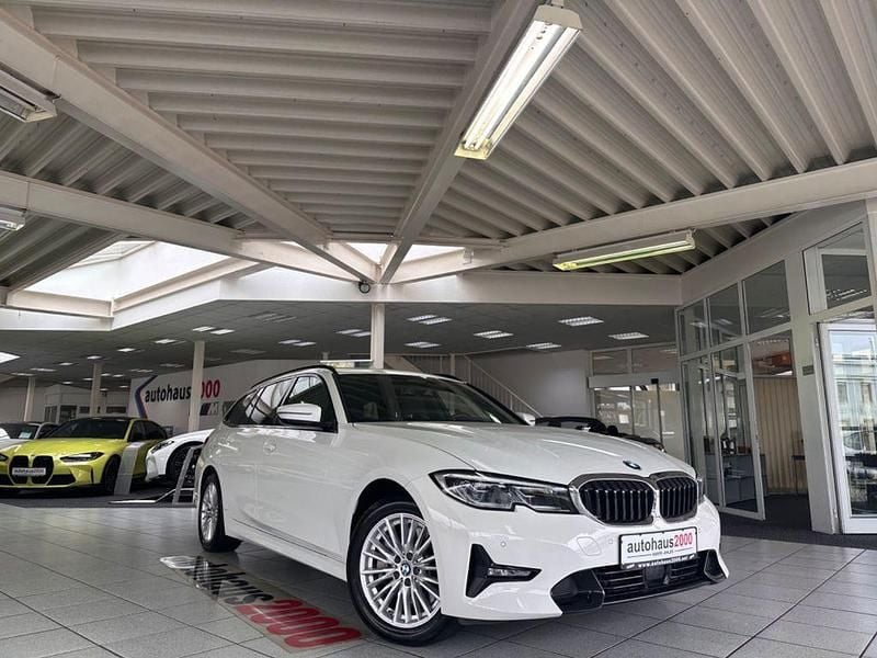 Alpinweiss 3 Gebraucht 2020 BMW 330e Sport Line Kombi | 26.950 € (Guter Preis) - Bild 1/4