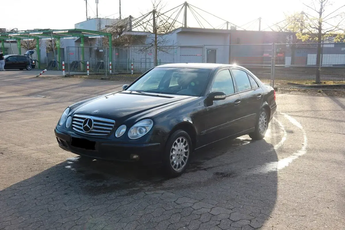 Second-hand Mercedes E200 122 CP (89 kW) 2004 Negru Berlinǎ