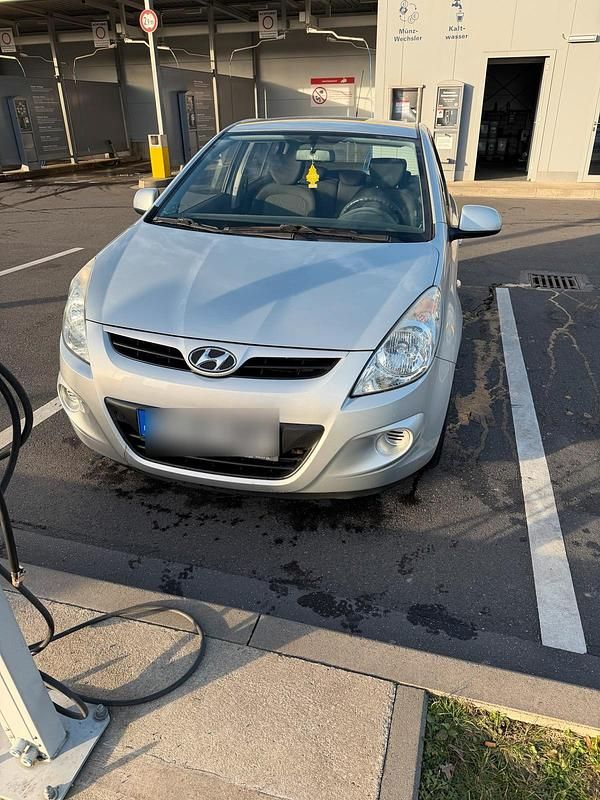 Silber Gebraucht 2011 Hyundai i20 Limousine | 3.550 € (Fairer Preis) - Bild 1/4