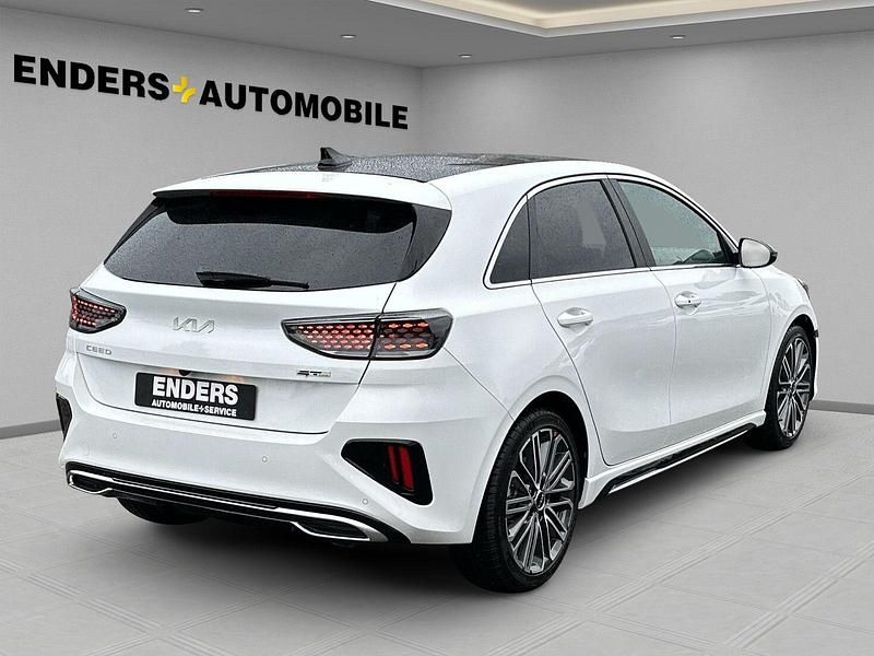 Neu Kia Ceed GT GT-Line 140 PS (102 kW) 2025 Hw2) deluxe white m (weiss Limousine