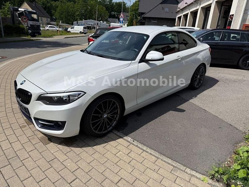 Weiß Gebraucht 2015 BMW 218 Sport Line Coupé | 12.999 € (Fairer Preis) - Bild 1/4
