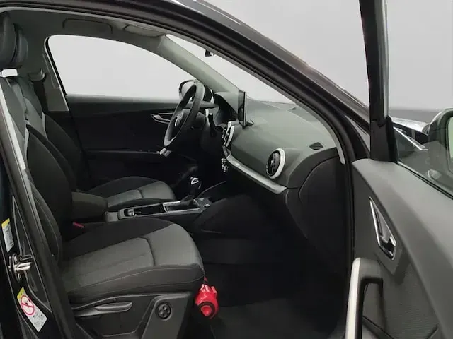 Neu Audi Q2 Advanced 150 PS (110 kW) 2025 Grau SUV