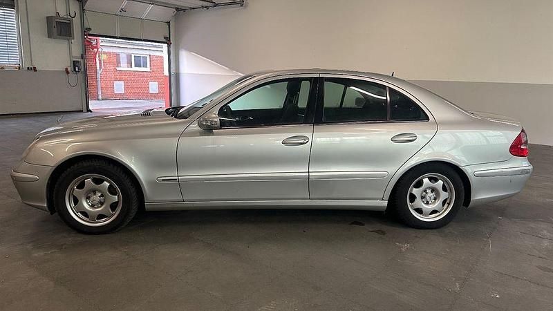 Gebraucht Mercedes E220 150 PS (110 kW) 2002 Silber Limousine
