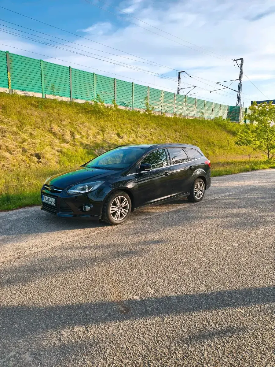 Gebraucht Ford Focus 125 PS (91 kW) 2014 Schwarz Kombi