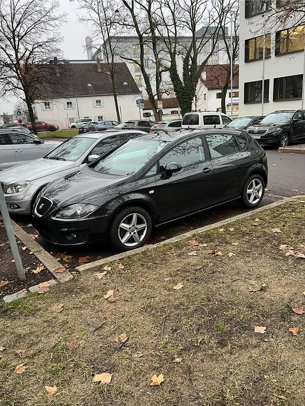 Grau Gebraucht 2010 Seat Leon Limousine | 3.500 € (Fairer Preis) - Bild 1/4