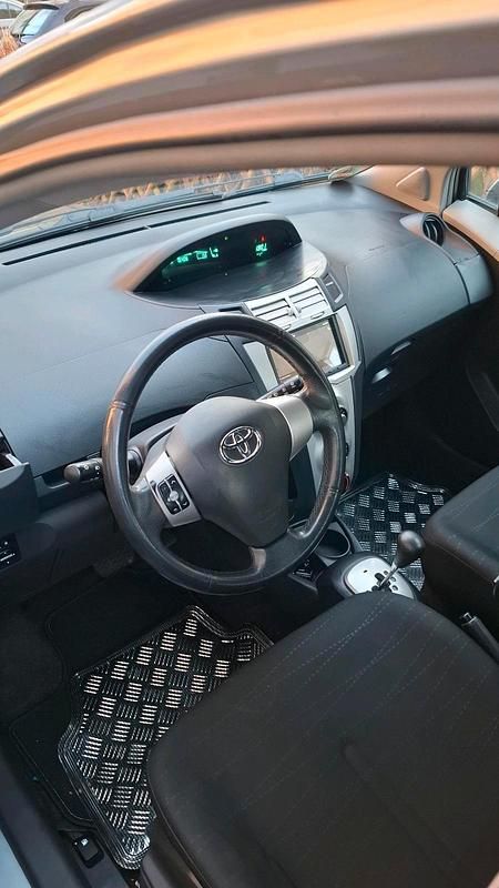 Gebraucht Toyota Yaris 87 PS (63 kW) 2007 Silber Kleinwagen