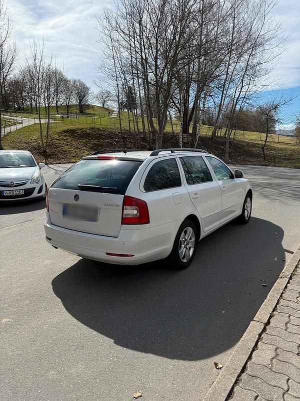 Gebraucht Skoda Octavia 105 PS (77 kW) 2011 Weiß Kombi