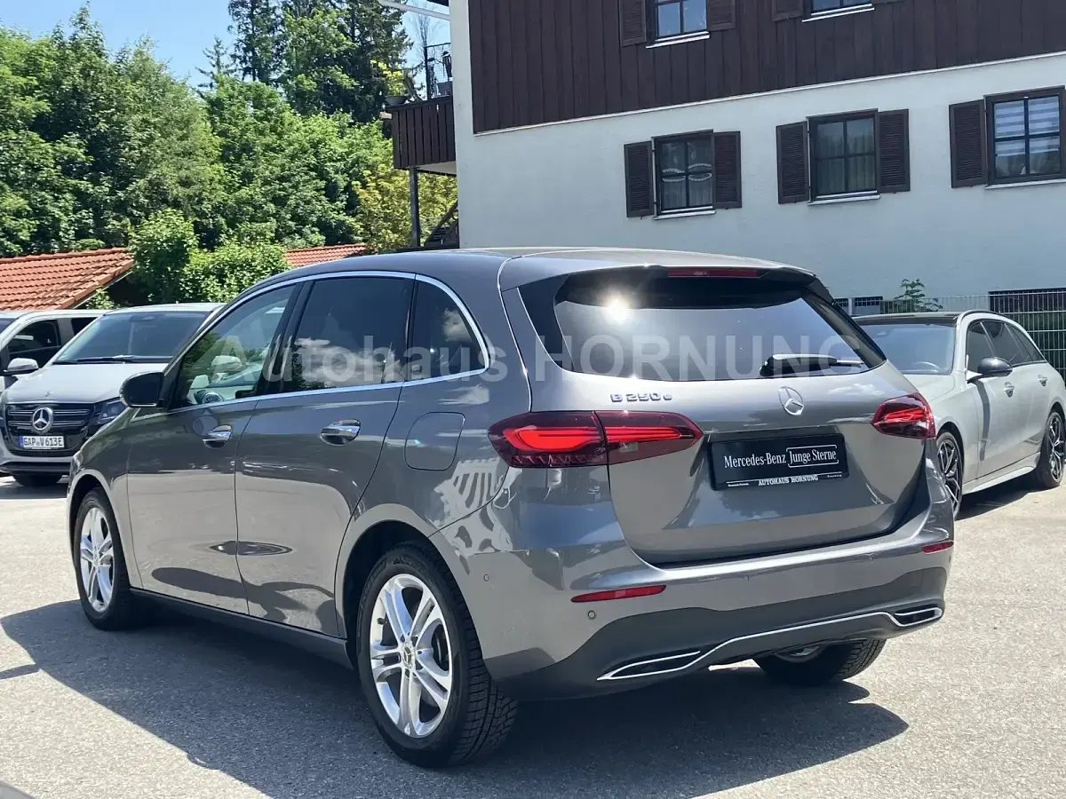 Gebraucht Mercedes B250e Advanced 163 PS (119 kW) 2023 Mountaingrau  met. Van / Kleinbus