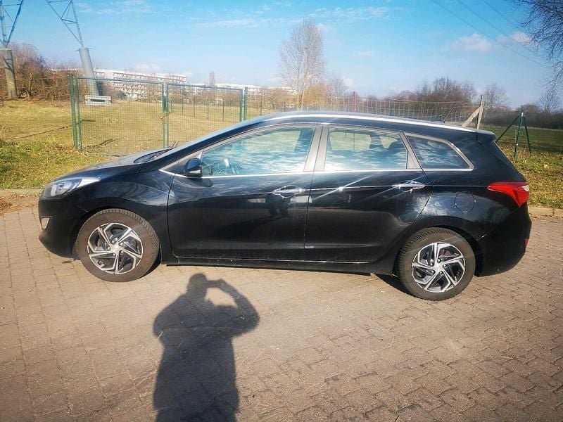 Gebraucht Hyundai i30 101 PS (74 kW) 2015 Schwarz Kombi