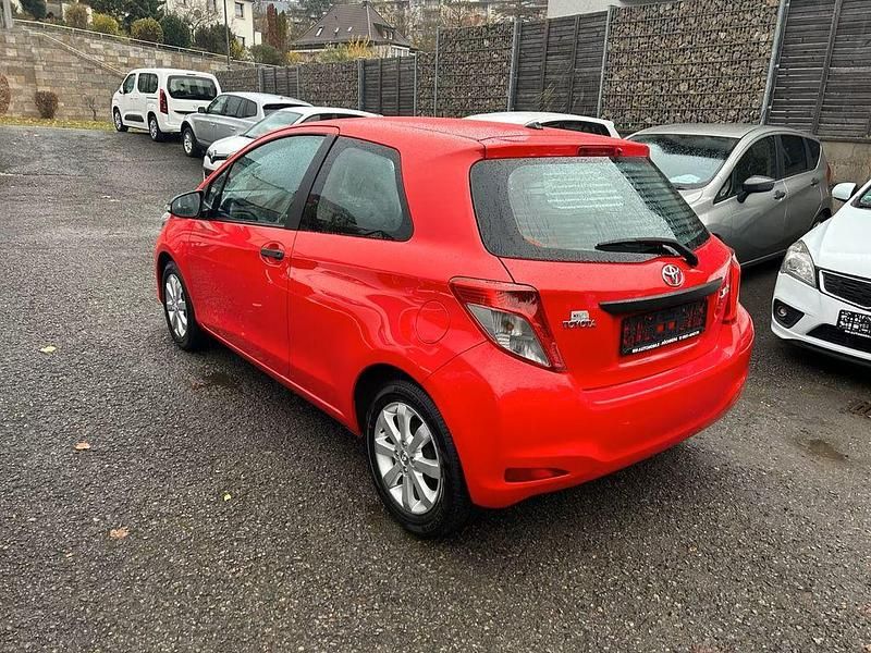 Gebraucht Toyota Yaris Cool 69 PS (50 kW) 2012 Rot Kleinwagen