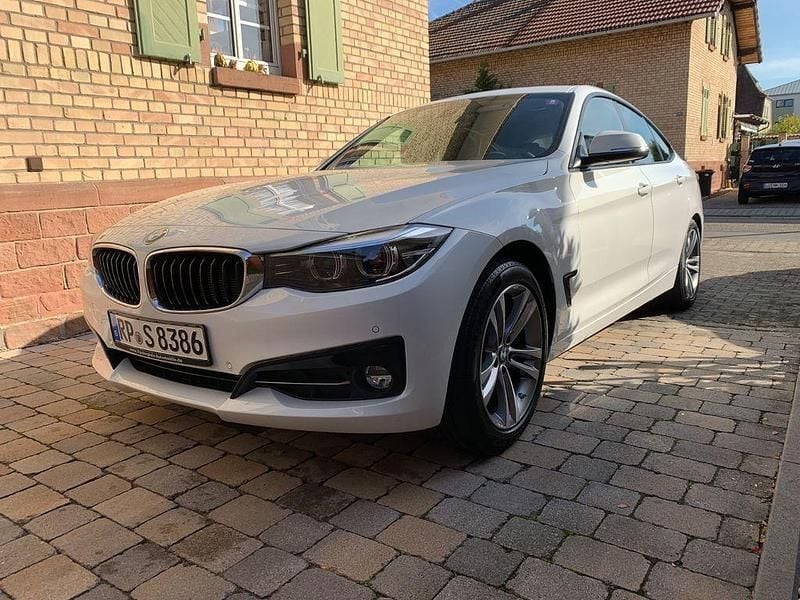 Weiß Gebraucht 2019 BMW 320 Gran Turismo Performance Limousine | 22.999 € (Fairer Preis) - Bild 1/4