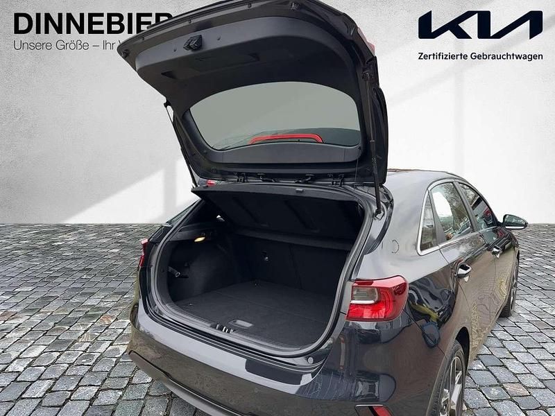 Zilinaschwarz Gebraucht 2023 Kia Ceed Spirit Limousine | 25.290 € (Fairer Preis) - Bild 1/1