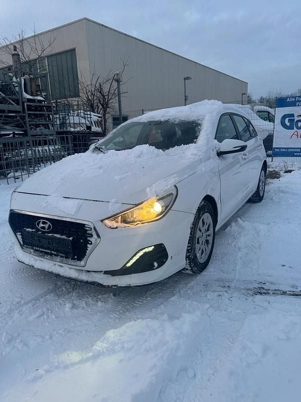 Weiß Gebraucht 2019 Hyundai i30 Select Kombi | 4.950 € (Superpreis) - Bild 1/4