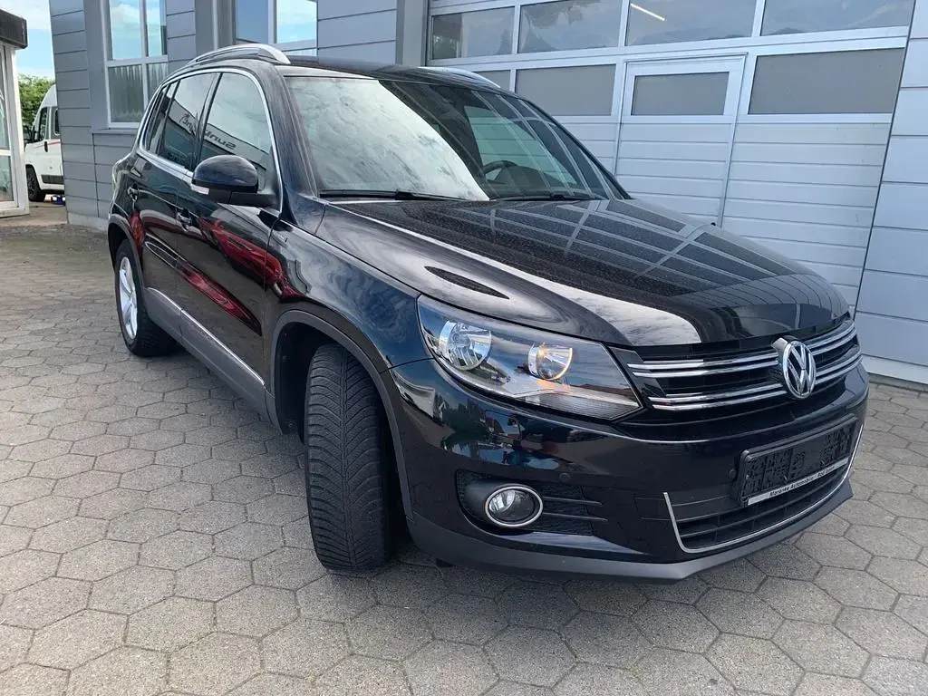 Gebraucht VW Tiguan Sport 125 PS (91 kW) 2016 Deep black perleffekt (metallic) SUV