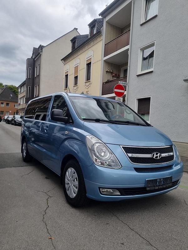 Blau Gebraucht 2011 Hyundai H-1 Van / Kleinbus | 8.900 € (Fairer Preis) - Bild 1/4