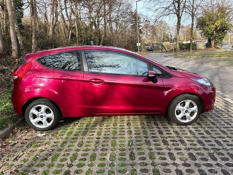Gebraucht Ford Fiesta 82 PS (60 kW) 2009 Rot Kleinwagen