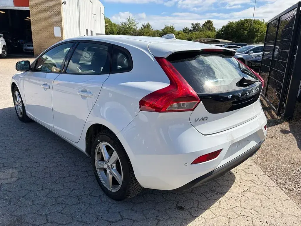 Gebraucht Volvo V40 122 PS (89 kW) 2017 Weiß Limousine
