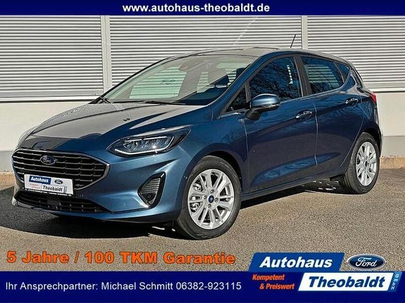 Chromablau metallic (metallic) Gebraucht 2022 Ford Fiesta Titanium Kleinwagen | 18.990 € (Etwas zu teuer) - Bild 1/4