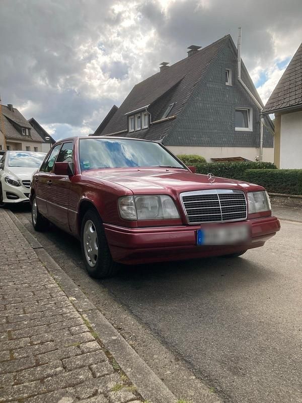 Rot Gebraucht 1996 Mercedes E220 Limousine | 4.600 € (Superpreis) - Bild 1/4