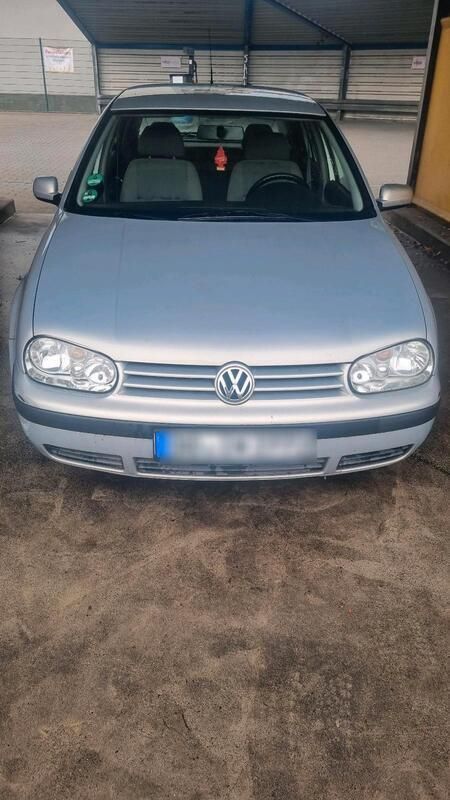 Silber Gebraucht 1998 VW Golf IV Kleinwagen | 900 € - Bild 1/4