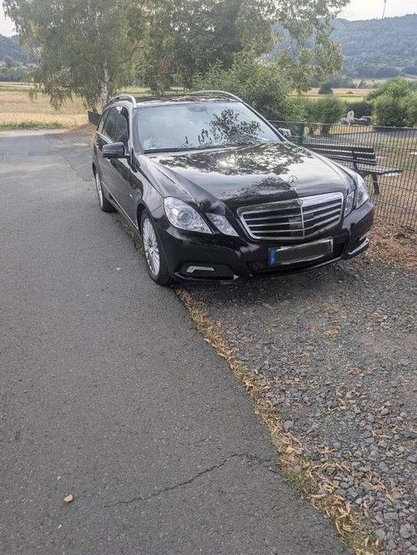 Schwarz Gebraucht 2010 Mercedes E350 Avantgarde Kombi | 11.500 € (Teuer) - Bild 1/4