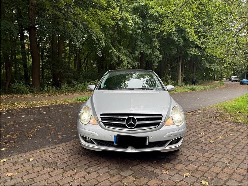 Silber Gebraucht 2006 Mercedes R320 Van / Kleinbus | 4.500 € (Fairer Preis) - Bild 1/4