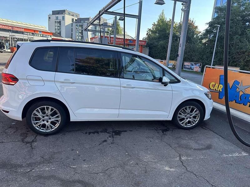 Weiß Gebraucht 2019 VW Touran Comfortline Van / Kleinbus | 16.500 € (Fairer Preis) - Bild 1/4