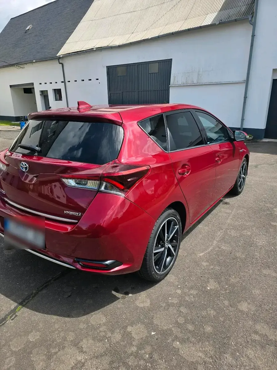 Gebraucht Toyota Auris Hybrid 136 PS (100 kW) 2017 Rot Kombi