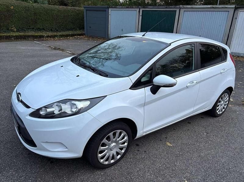 Weiß Gebraucht 2010 Ford Fiesta Ambiente Limousine | 3.900 € - Bild 1/4
