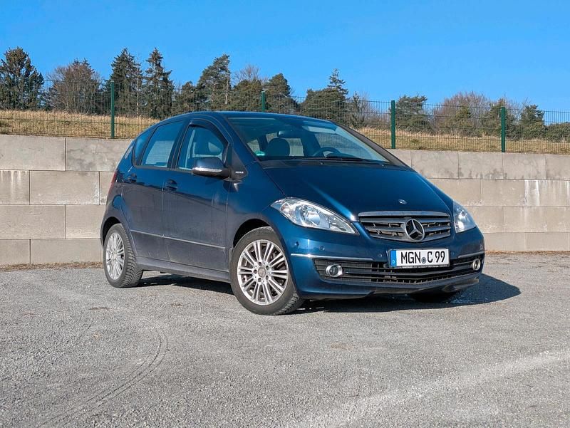 Gebraucht Mercedes A160 Elegance 95 PS (69 kW) 2011 Blau Kleinwagen