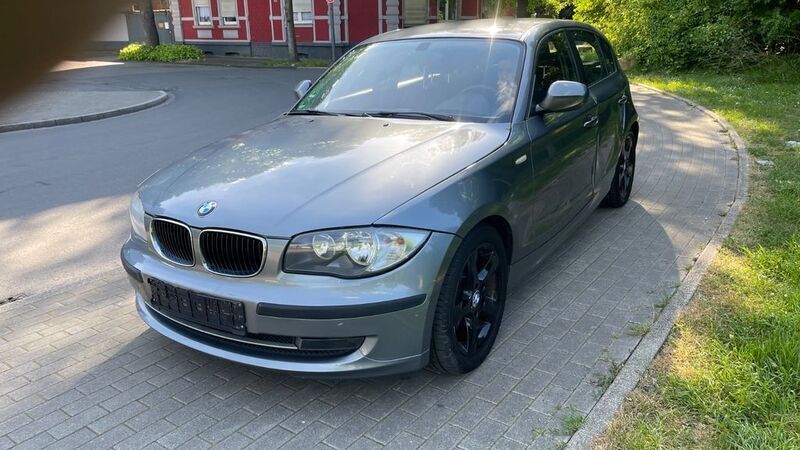 Grau Gebraucht 2010 BMW 118 Kleinwagen | 1.499 € (Superpreis) - Bild 1/4